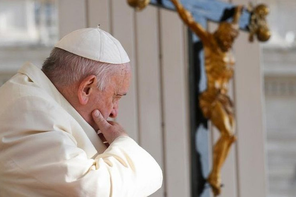 Paus Franciscus tijdens een gebed voor Oekraïne