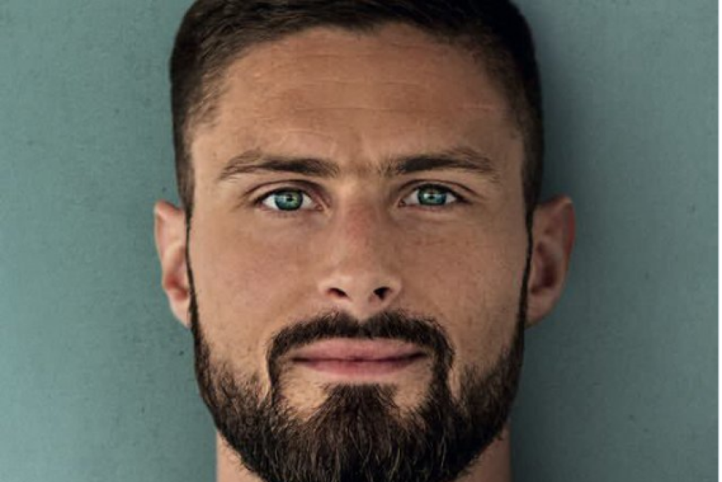 Olivier Giroud op de c over van het glossy Jesus