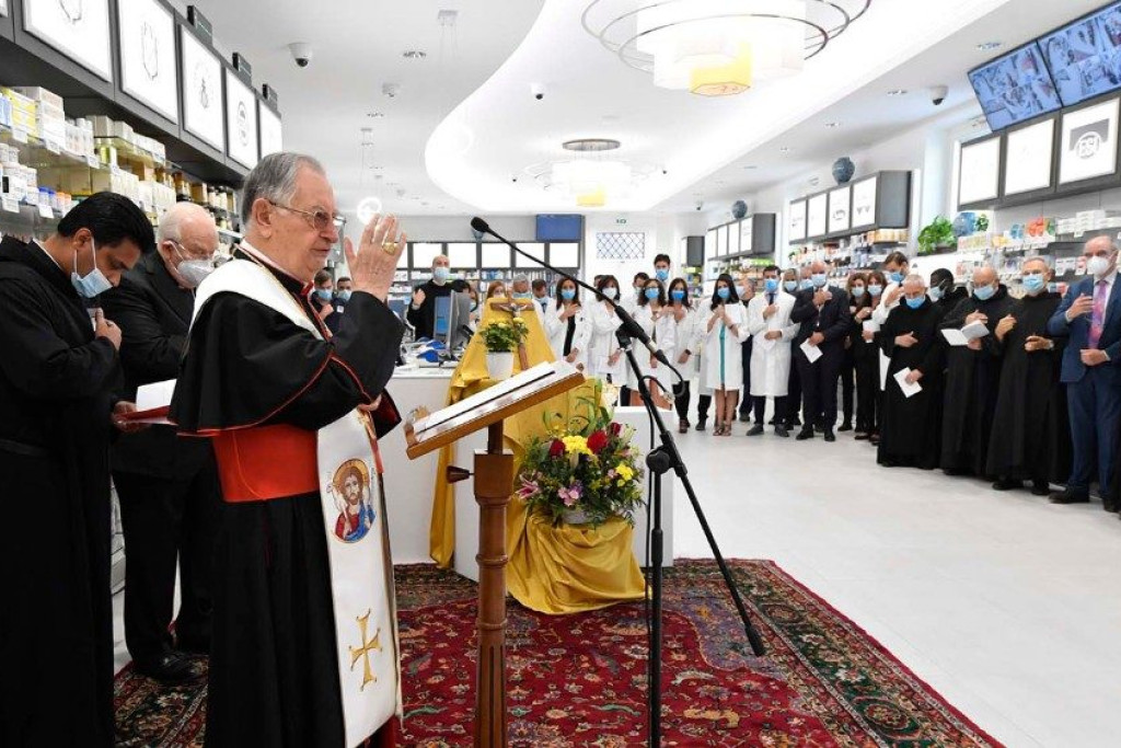 De opening van de vernieuwde apotheek van het Vaticaan
