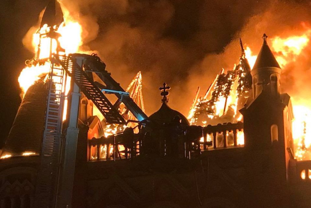 Een brand vernielde het bisschoppelijke paleis van Orodea