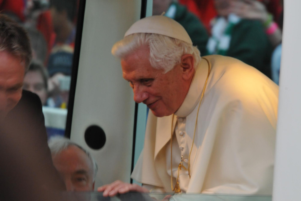 Paus Franciscus in de pausmobiel
