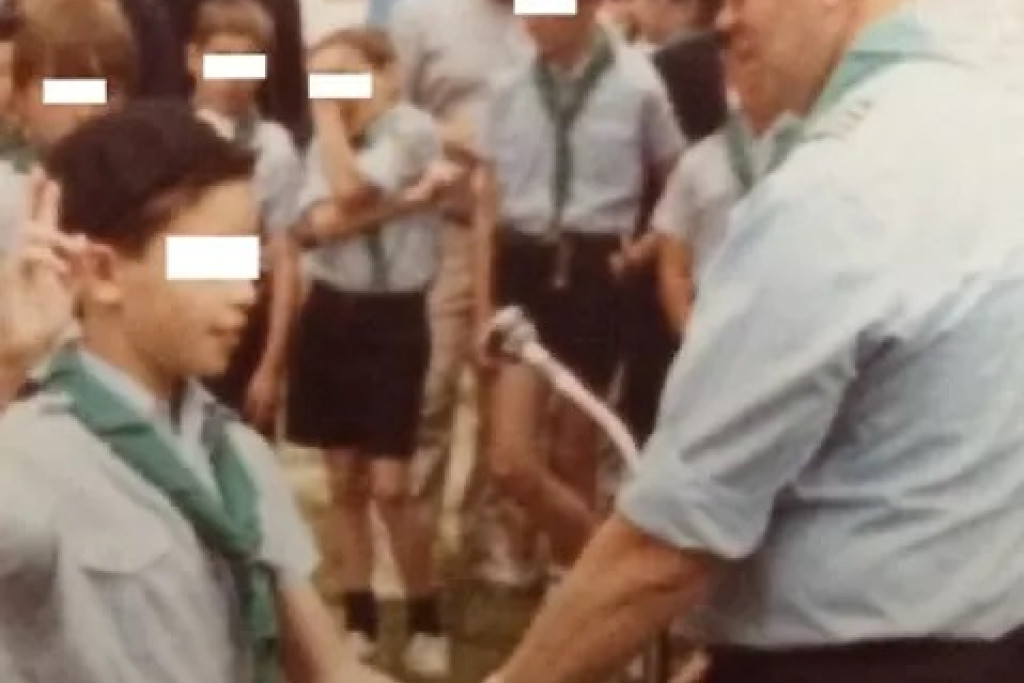 De aalmoezenier gebruikte tientallen scouts