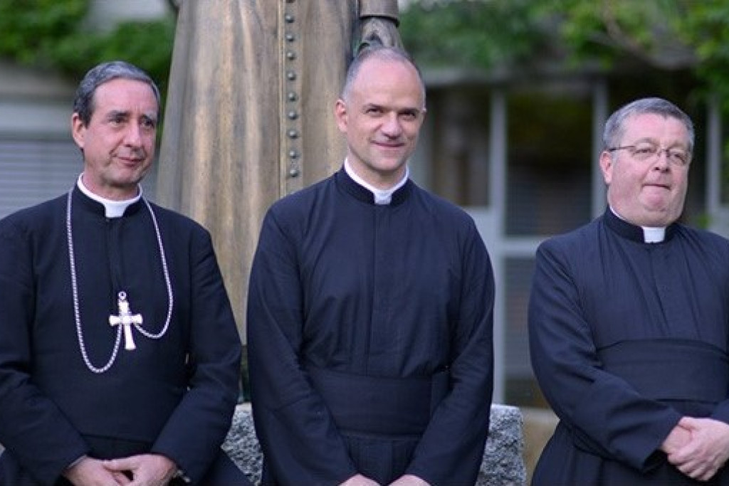 Generale overste Davide Pagliarani tussen zijn twee assistenten Alfonso de Galarreta (links) en Christian Bouchacourt