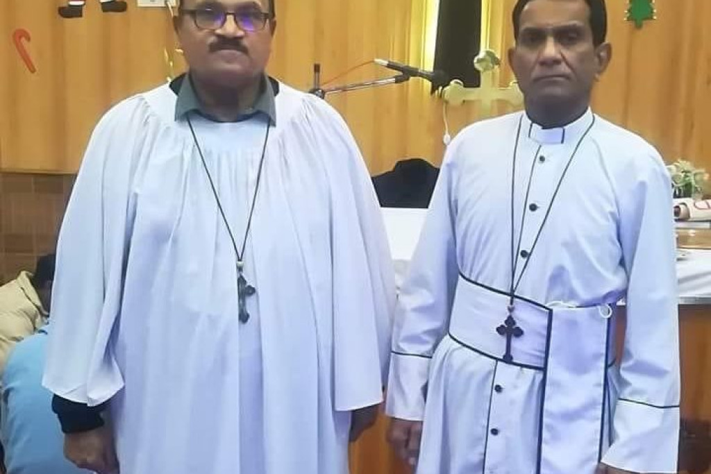 De priesters William Siraj en Patrick Naeem