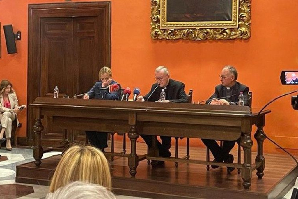 Kardinaal Parolin tijdens de boekpresentatie met de Italiaanse premier Giorgia Meloni (links) en pater Spadaro (rechts)