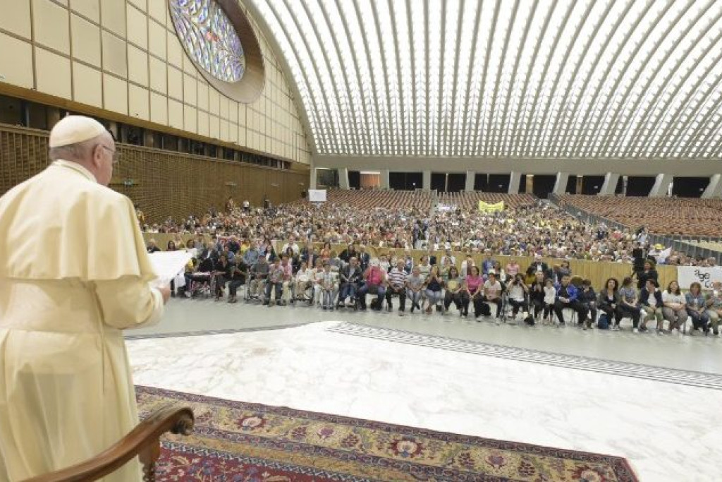 Paus ontmoet de afgevaardigden van ouderverenigingen in de Paulus VI-zaal
