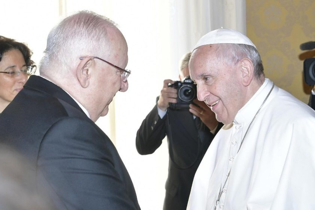 Paus Franciscus ontmoet Reuven Rivlin, de president van Israël, in audiëntie 
