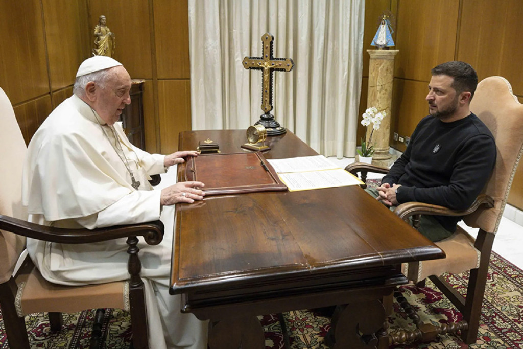 Paus Franciscus ontmoet de Oekraïense president Volodymyr Zelensky tijdens een privé-audiëntie in het Vaticaan op zaterdag 13 mei 2023
