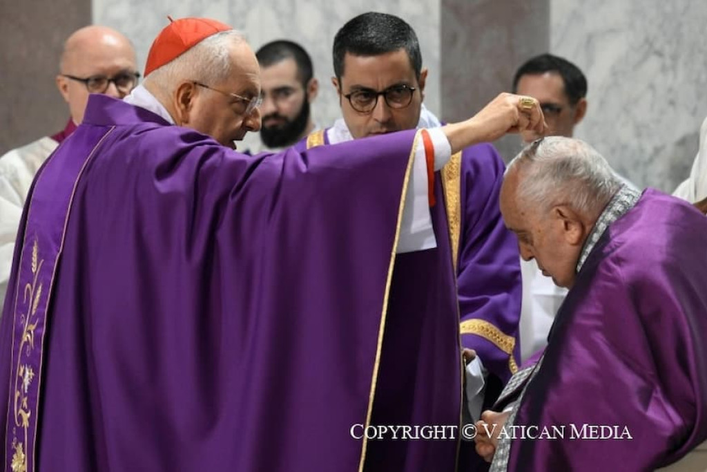 Paus Franciscus wordt met as besprenkeld op Aswoensdag 14 februari 2024