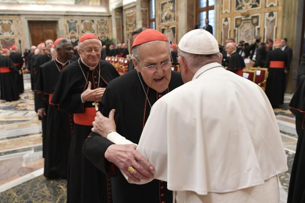 Paus Franciscus begroet de kardinalen