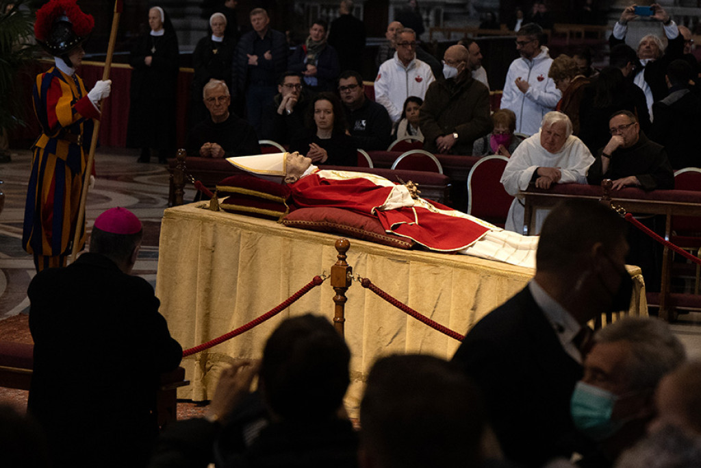 Paus emeritus Benedictus XVI zal de laatste zijn waarvan het lichaam na overlijden in de Sint-Pietersbasiliek zichtbaar werd opgebaard