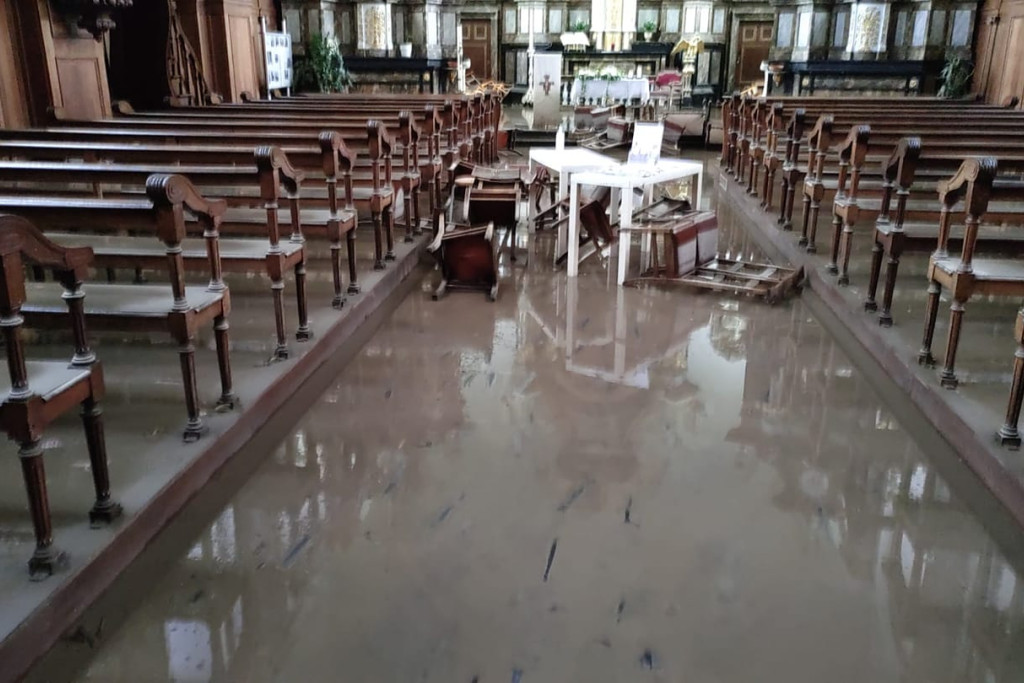 In de kerk van Beufays stond het water 1 meter hoog