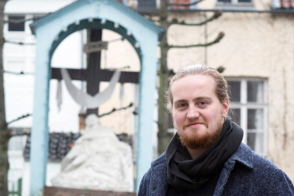Pieter Jan De Paepe bij hét symbool van het lijdensverhaal in Lier: de calvarieberg in het pittoreske begijnhof