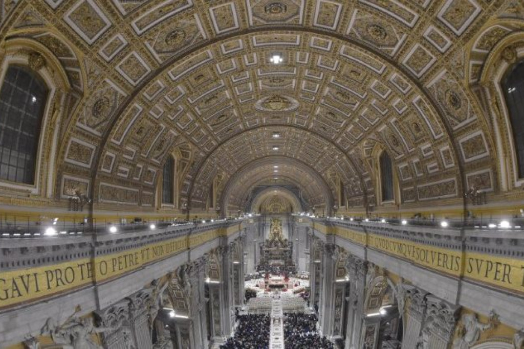 De Sint-Pietersbasiliek in Rome, met ledverlichting