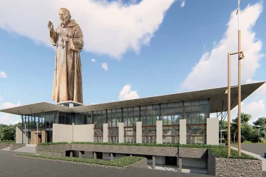Het heiligdom met het 30 meter hoge beeld van pater Pio