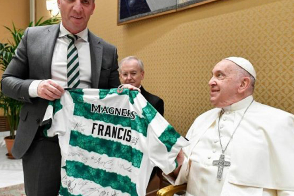 Paus Franciscus krijgt een truitje cadeau van de Schotse voetbalclub Celtic getekend door alle spelers