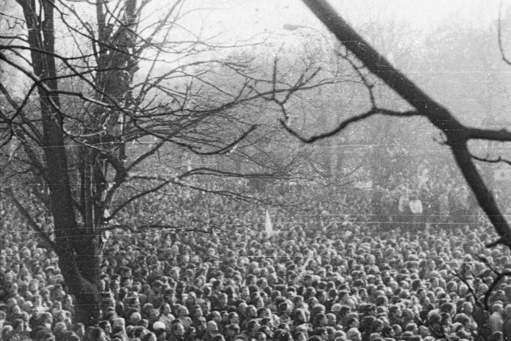 Honderdduizenden mensen woonden de uitvaart bij van Jerzy Popiełuszko 