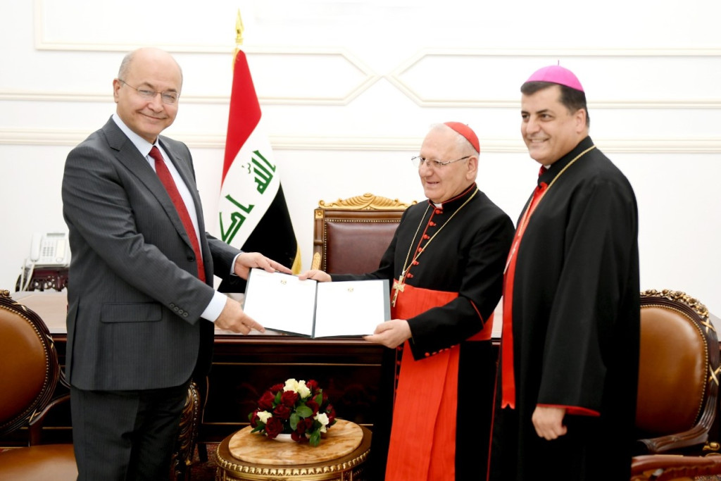 President Barham Salih van Irak overhandigt aan patriarch Louis Raphael Sako van de Chaldeeuwse kerk de officiële uitnodiging voor paus Franciscus