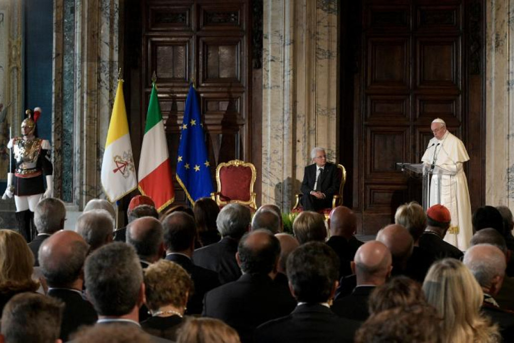 De Italiaanse president Sergio Mattarella tijdens een ontmoeting met de paus in het Quirinaal