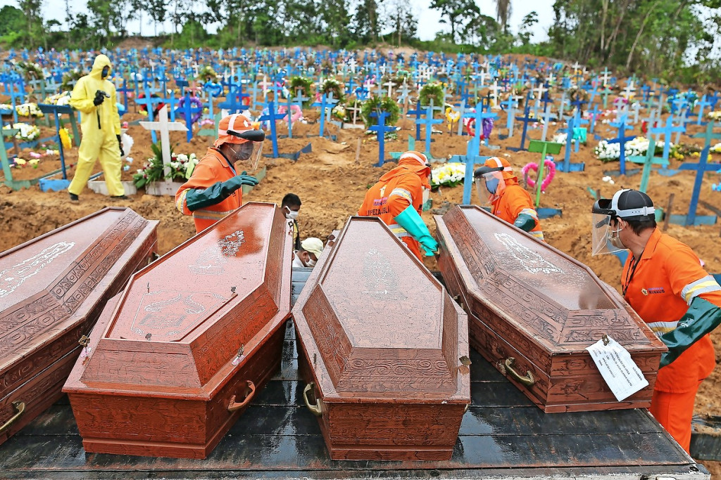 Coronadoden worden begraven in een massagraf in Manaus, in de Amazone.