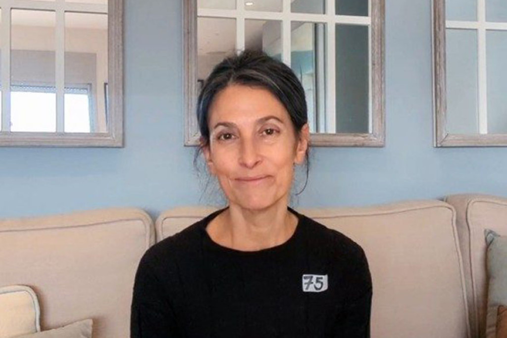 Rachel Goldberg Polin met als symbool boven haar hart het aantal dagen sinds de aanval van Hamas en het begin van de oorlog in Gaza