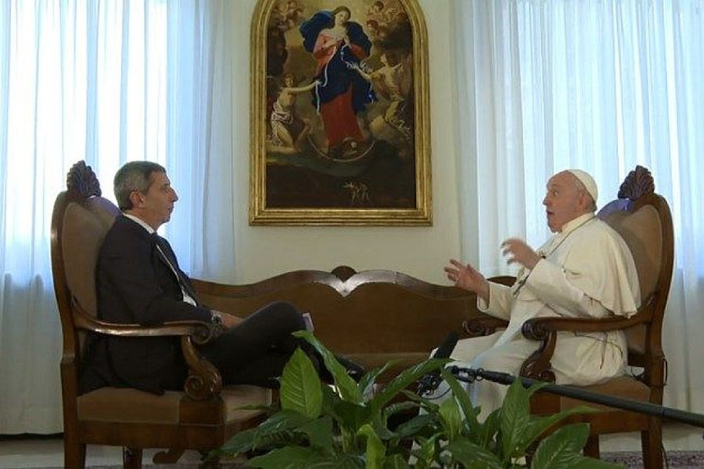 Paus Franciscus in gesprek met Gian Marco Chiocci in Rai-nieuws TG1