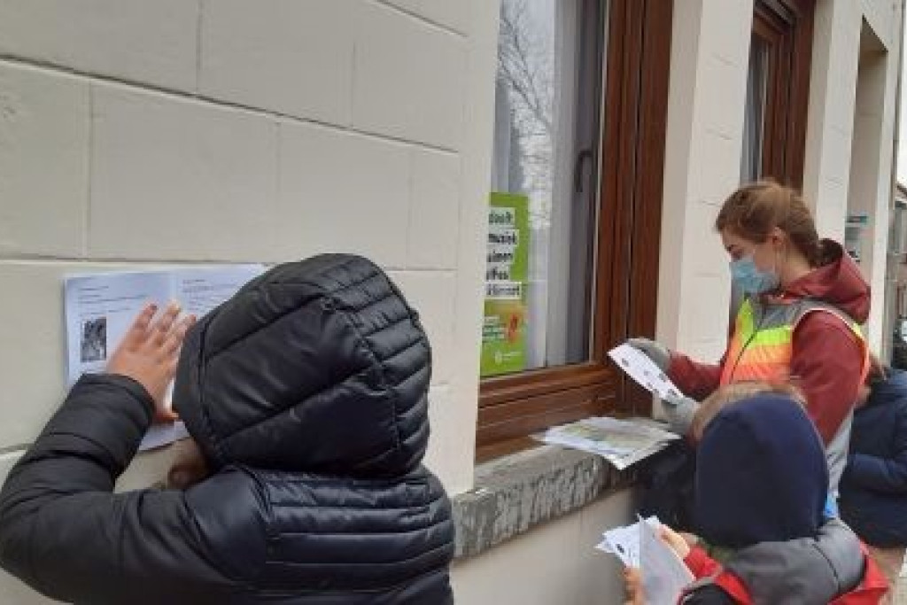Kinderen nemen deel aan een ramenzoektocht in Oudergem