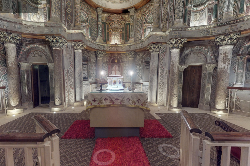 Het indrukwekkende interieur van het Rode Klooster