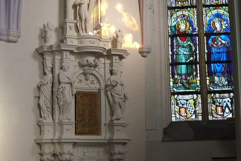 Sacramentstoren ontworpen door Cornelis Floris de Vriendt in de Sint-Catharinakerk in Zuurbemde