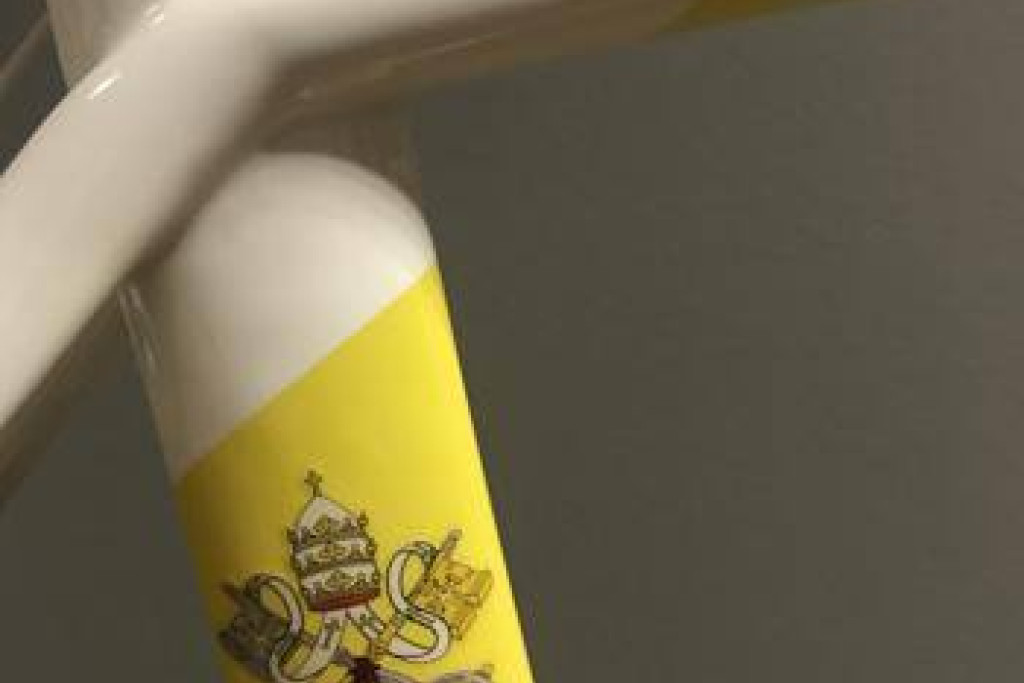 De gepersonaliseerde fiets voor paus Franciscus