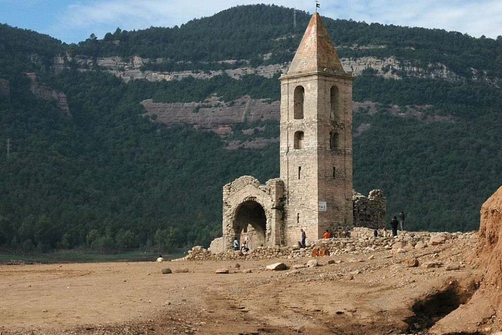 Het Romaanse kerkje in de gemeente Vilanova de Sau (Catalonië)