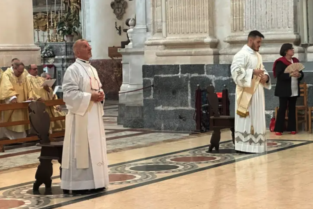 Alfio Caruso (links), naast een tweede priester die begin oktober werd gewijd.