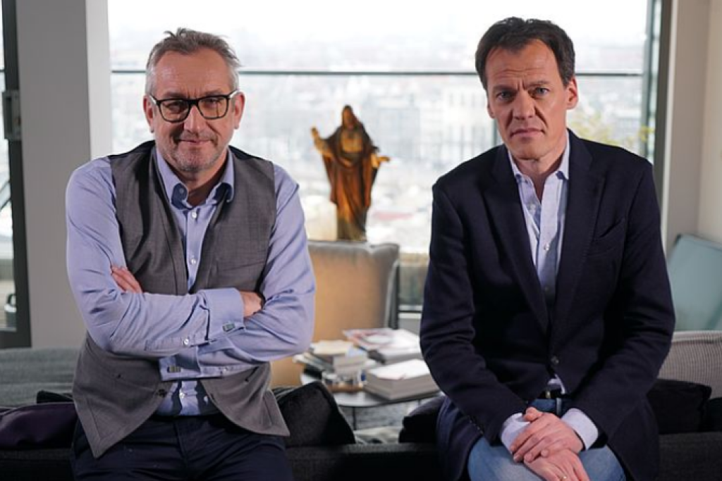 Peter Vandermeersch met presentator Tijs van den Brink.