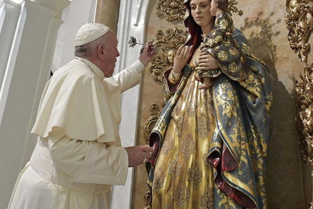 Paus Franciscus met Mariabeeld