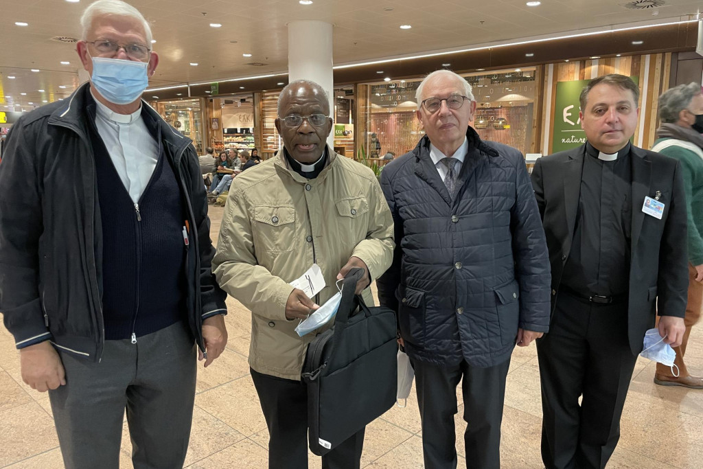 Tommy Scholtes, mgr. Augustine Kaujja, mgr. Etienne Quintiens en burgerluchtvaartaalmoezenier Michel Gaillard