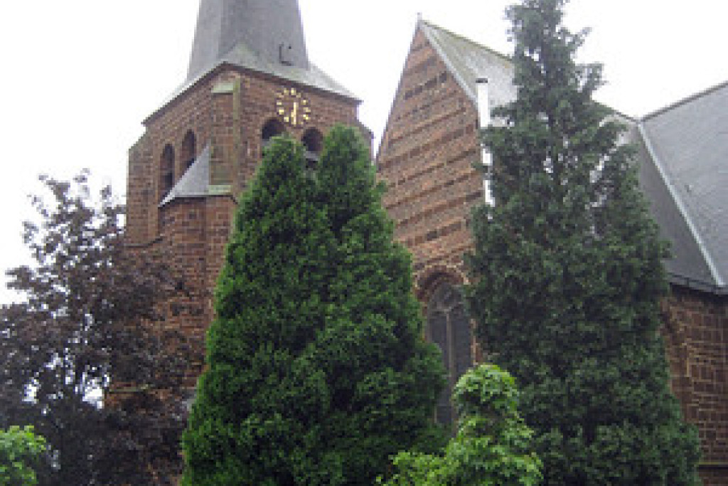 De Sint-Pieterskerk in Testelt waarvan de glas-in-loodramen worden gerestaureerd
