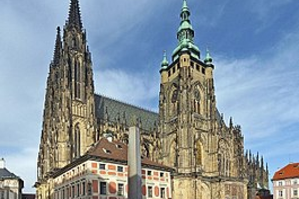 De Sint-Vituskathedraal was jarenlang de inzet van een strijd tussen Kerk en Staat