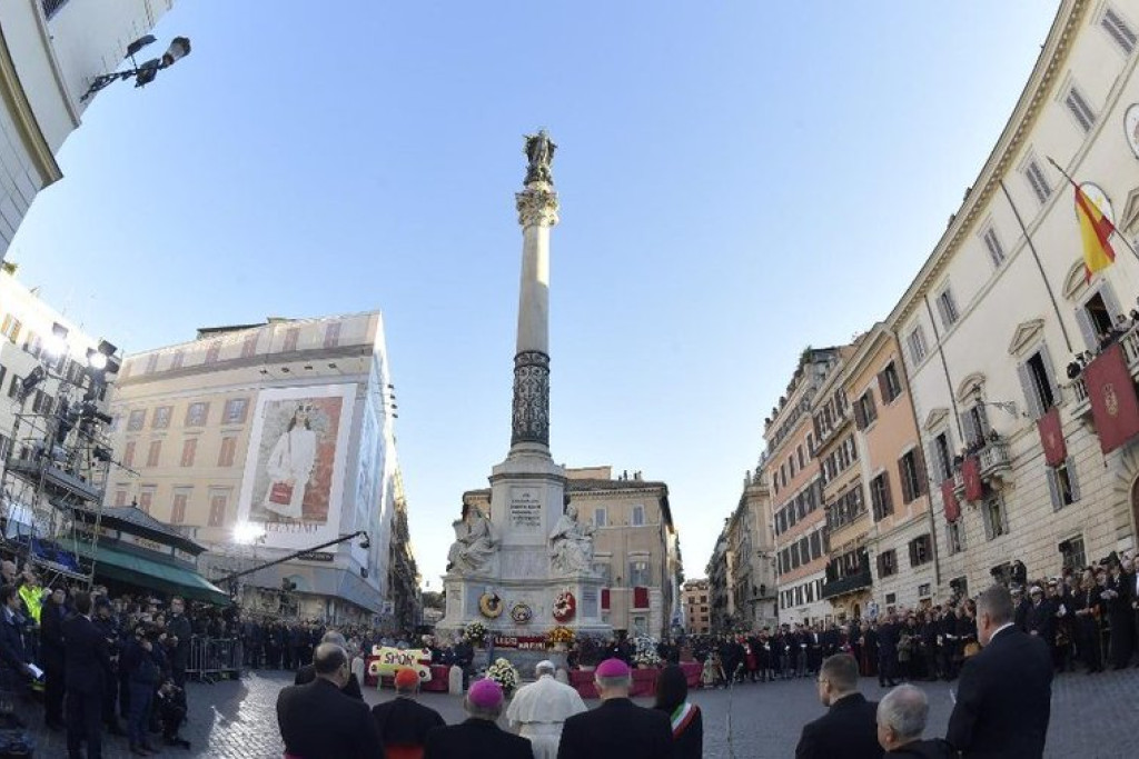 Paus Franciscus bij de Mariazuil op de Piazza di Spagna