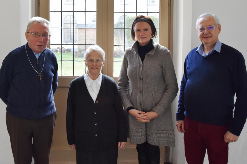 Van L naar R: Pater Piet, zr. Martina, Marleen Dullers en Jos Kuppers.