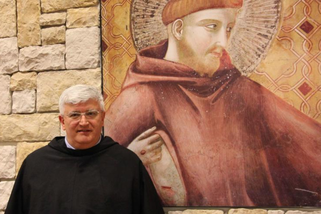 Pater Marco Tasco, de aartsbisschop van Genua