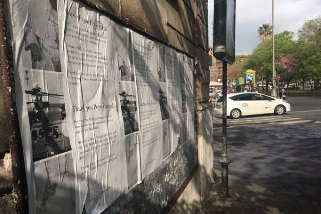 Er werden 300 posters met steun voor de paus aangebracht