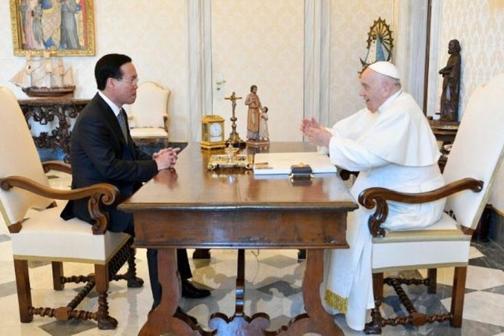 De Vietnamese president Vo Van Thuong tijdens zijn ontmoeting met paus Franciscus