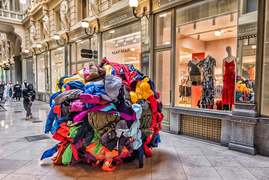 De reusachtige bal gemaakt van kleren