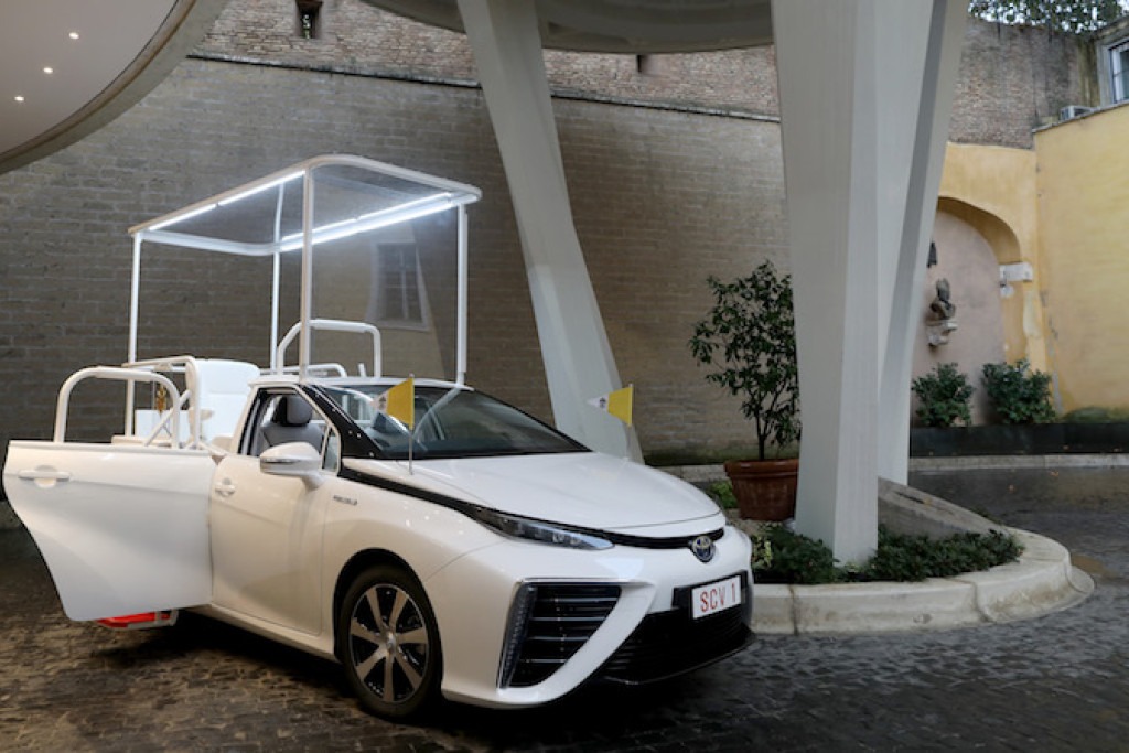 De gepersonaliseerde Toyota Mirai van de paus