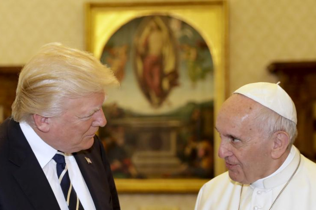 President Trump tijdens zijn eerste ambtstermijn op bezoek bij paus Franciscus. De paus gaf hem destijds een sneer voor het bouwen van muren. In de laatste campagne was hij scherp voor beide kandidaten, en toch wel ongewoon scherp voor Kamala Harris inzake abortus.
