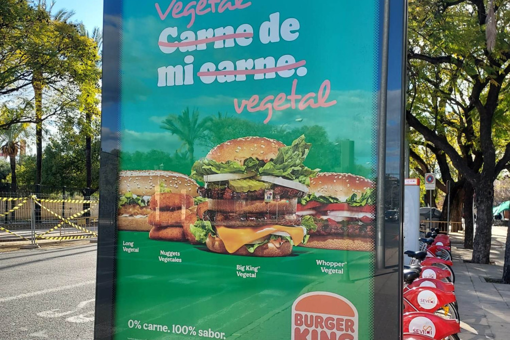 Een van de reclameborden voor de vegatarische hamburgers