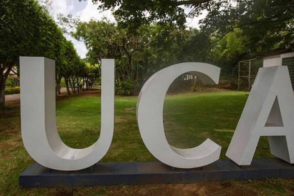 De ingang van de universiteit van de jezuïeten