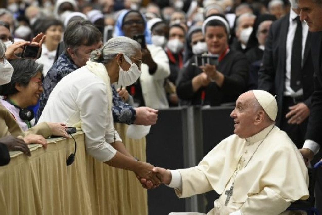 Franciscus (in rolsteol) tijdens de ontmoeting met hogere oversten van vrouwelijke religieuzen