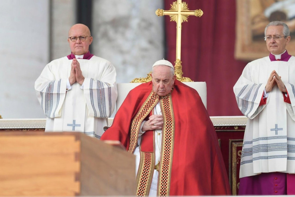 Paus Franciscus tijdens de uitvaart van de emeritus paus