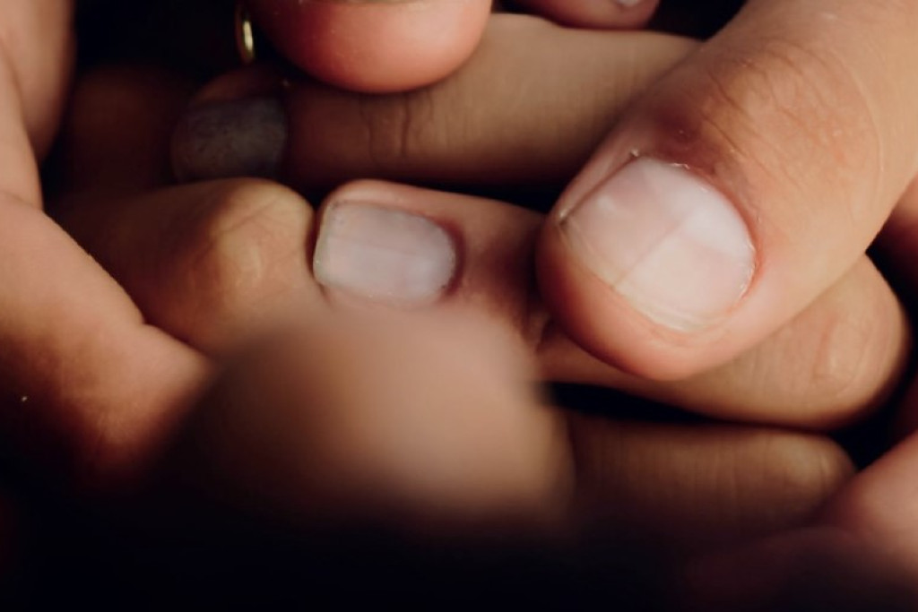 Detail uit de cover van 'Uw hand in mijn hand - Pastorale zorg bij het levenseinde'